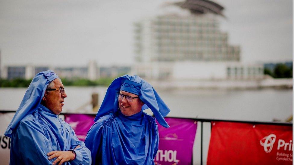 Morgan o'r Bont a Dyfrig Cilgwyn yn eu gwisgoedd glas // Blue robes are for individuals who have made a distinct contribution to their community or the nation.