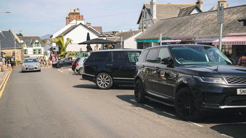 Ceir drud wedi eu parcio ar lôn yn Abersoch