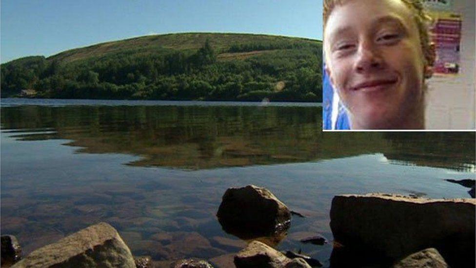 Cronfa Ddŵr Pontsicill gyda llun o Reuben Morgan yn y gornel dde uchaf