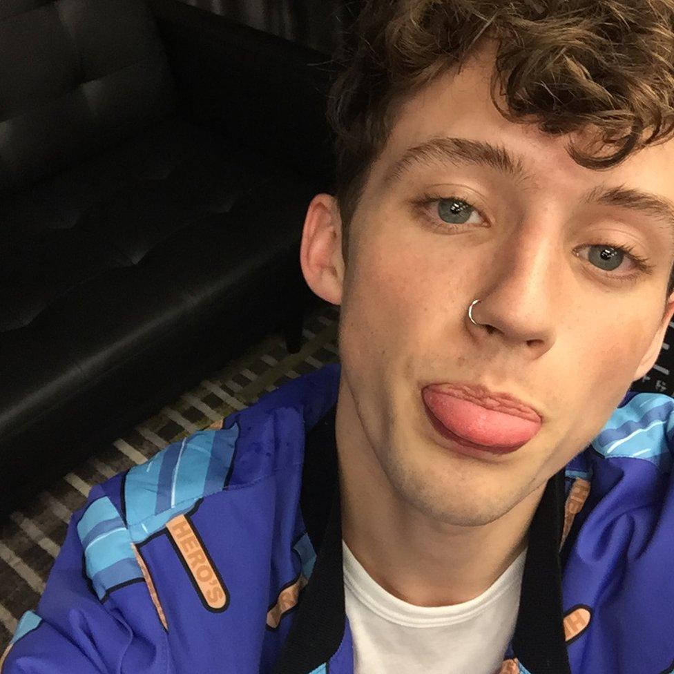 A Troye Sivan selfie