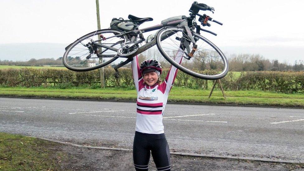 Kajsa Tylen with the bike over her head