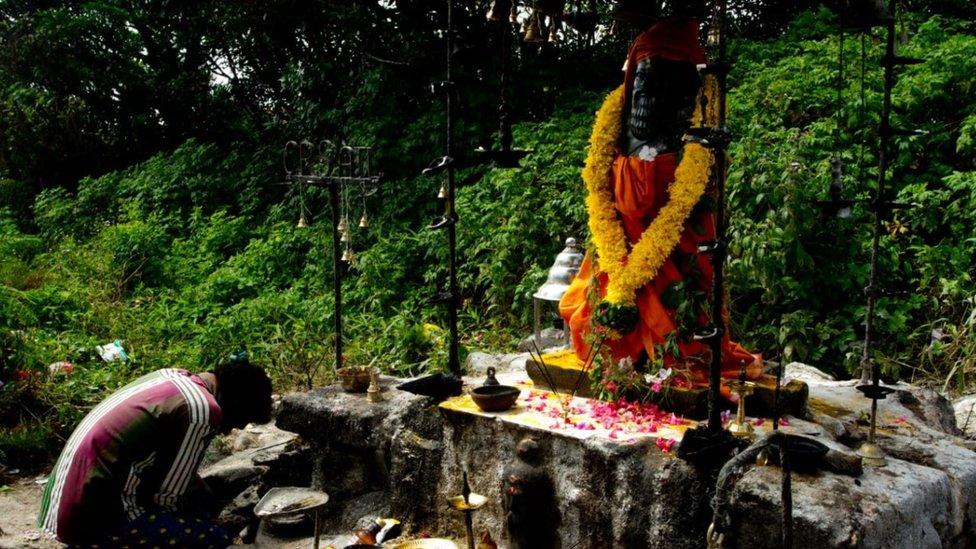 A local offering prayer to the idol of sage Agastya