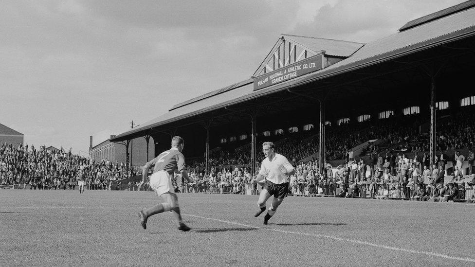 Striker Tosh Chamberlain in action for Fulham at Craven Cottage, 21st August 1959