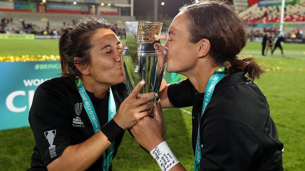 New Zealand women's rugby team kissing trophy