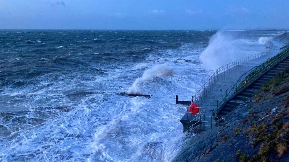 Tonnau'n chwalu ar y draethlin ger Cricieth, Gwynedd, yn gynnar ddydd Llun