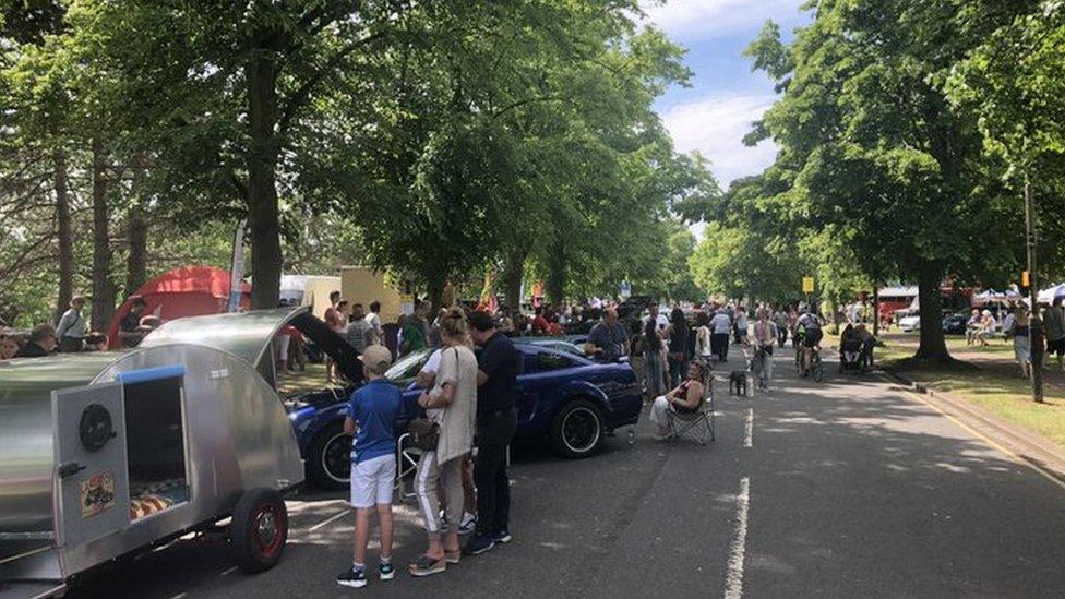 Cars on Bedford's Embankment