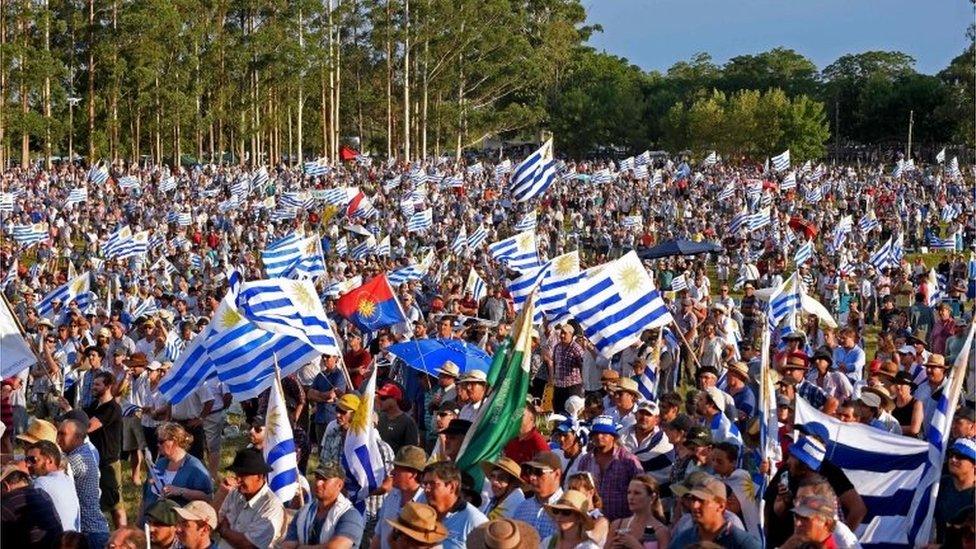 Farmers, traders and haulage contractors holding Uruguayan flags gathered to claim tax reliefs to President Tabare© Vazquez's government in Durazno, Uruguay, on January 23, 2018.