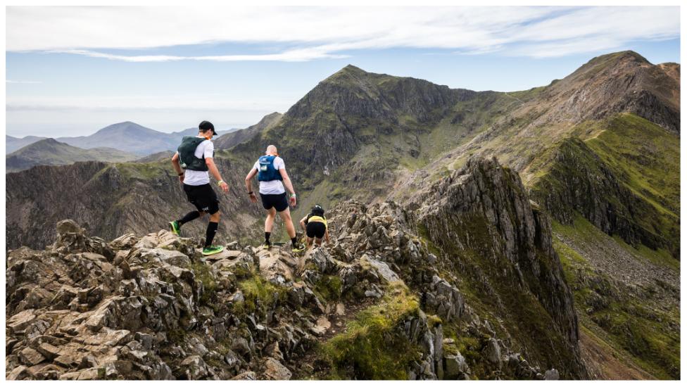 Crib Goch yw un o rannau mwyaf heriol y ras