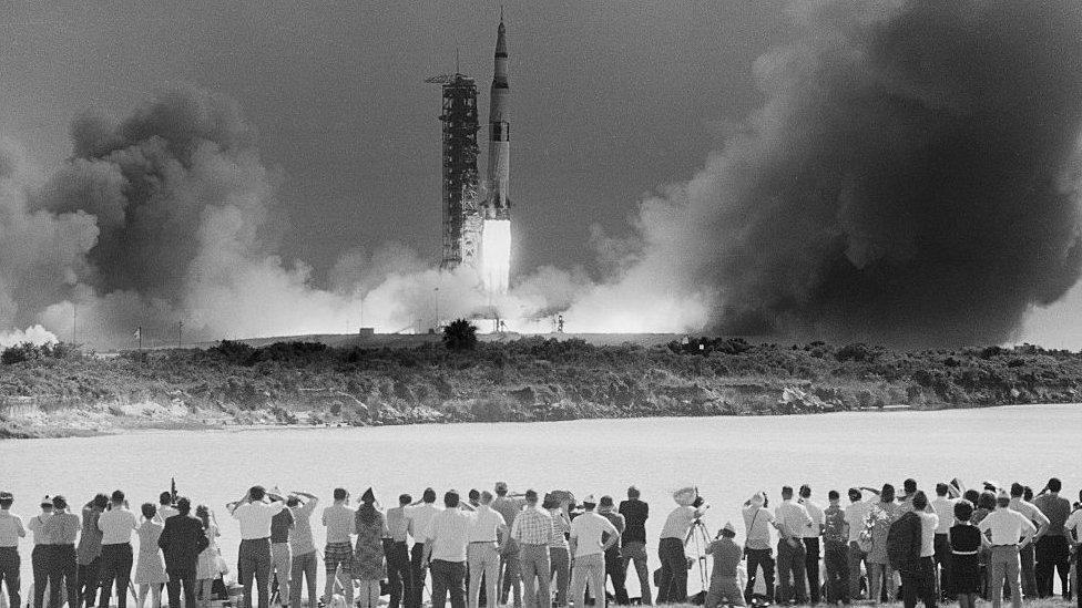 Saturn-5-rocket-launches-to-the-Moon.