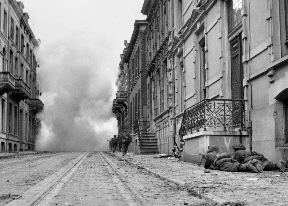 Brtitsh soldiers fighting in Arnhem