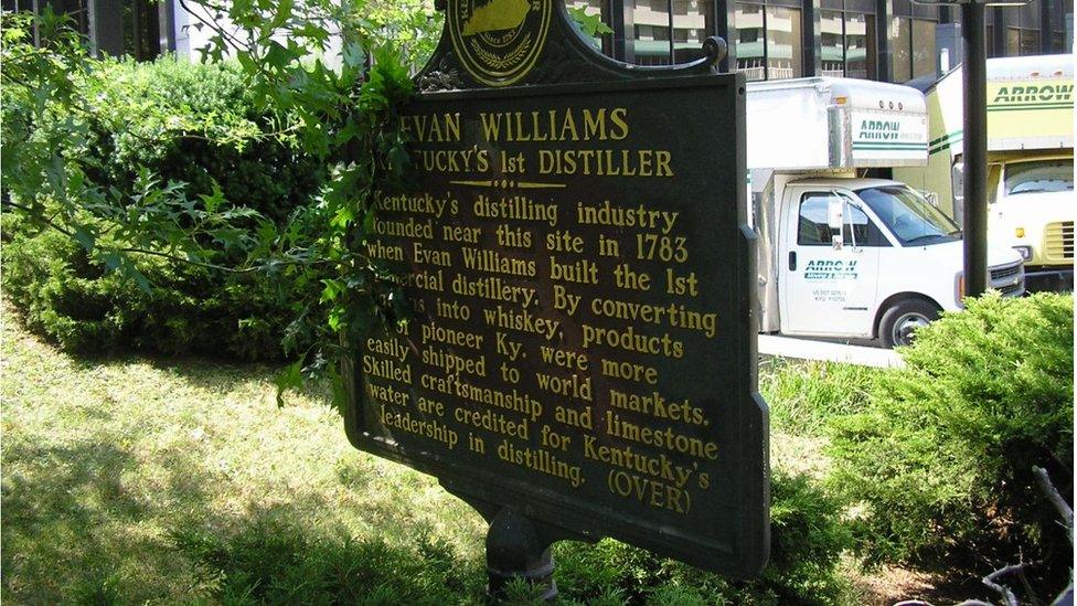 Cofeb i'r man lle gynhyrchodd Evan williams ei bourbon cyntaf yn Louisville, Kentucky