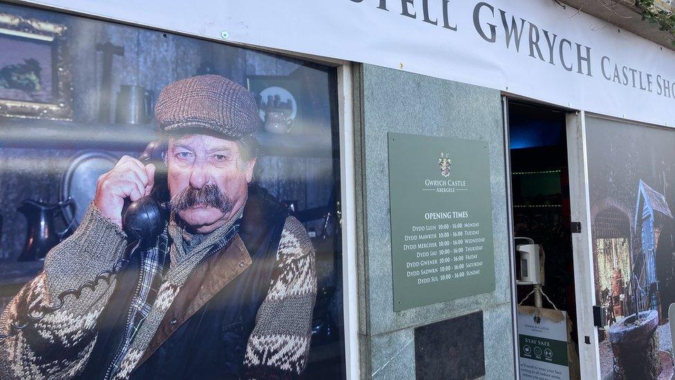 Kiosk Cledwyn picture in the souvenir shop window in Abergele