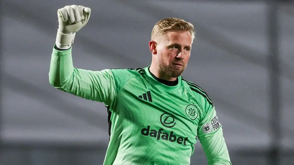 Schmeichel expía sus errores con una gran parada en una victoria crucial