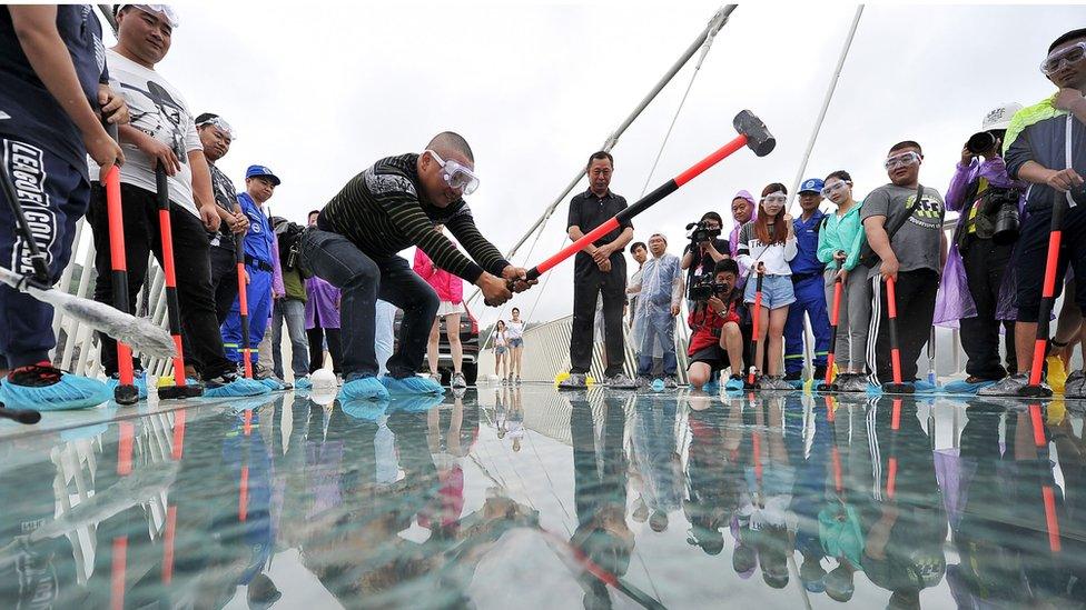 Man hits glass bridge in Zhangjiajie with a sledgehammer (June 2016)