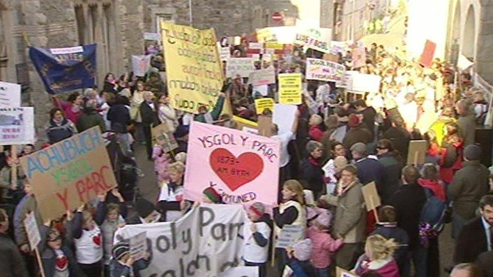 Protest yn erbyn cau ysgolion gwledig yng Ngwynedd