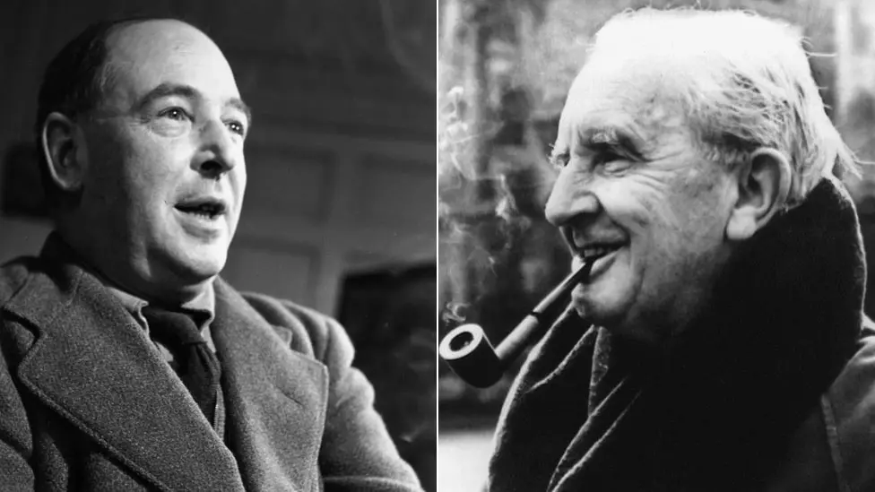 Two pictures of CS Lewis and JRR Tolkien aside each other. 