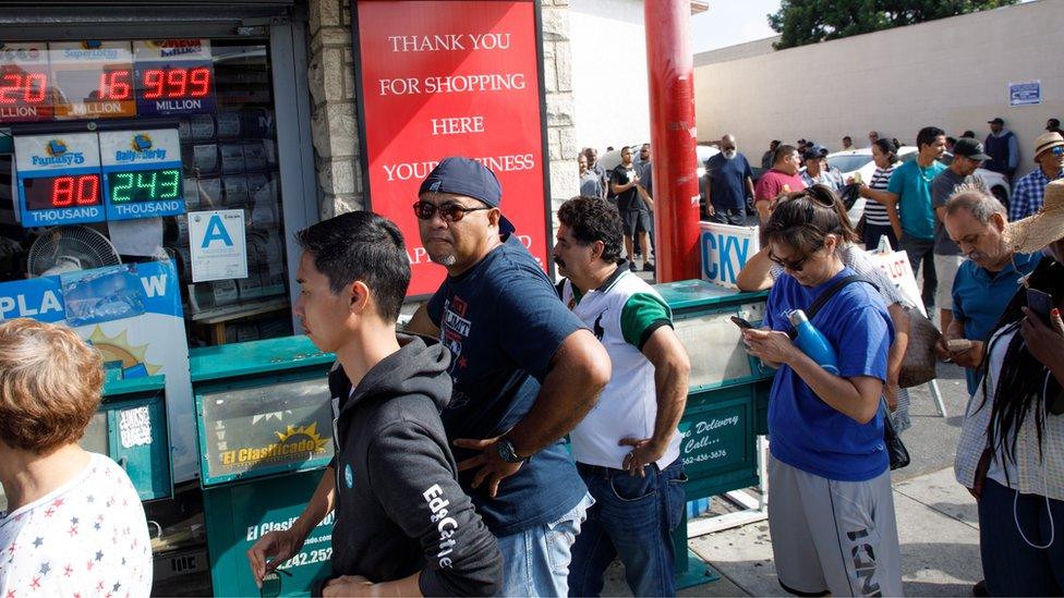 Queues for lottery tickets in Hawthorne, California, on 23 October 2018