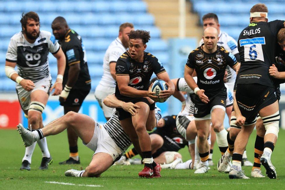 Gabriel Oghre of Wasps is challenged by Tom Curry of Sale Sharks in May 2022