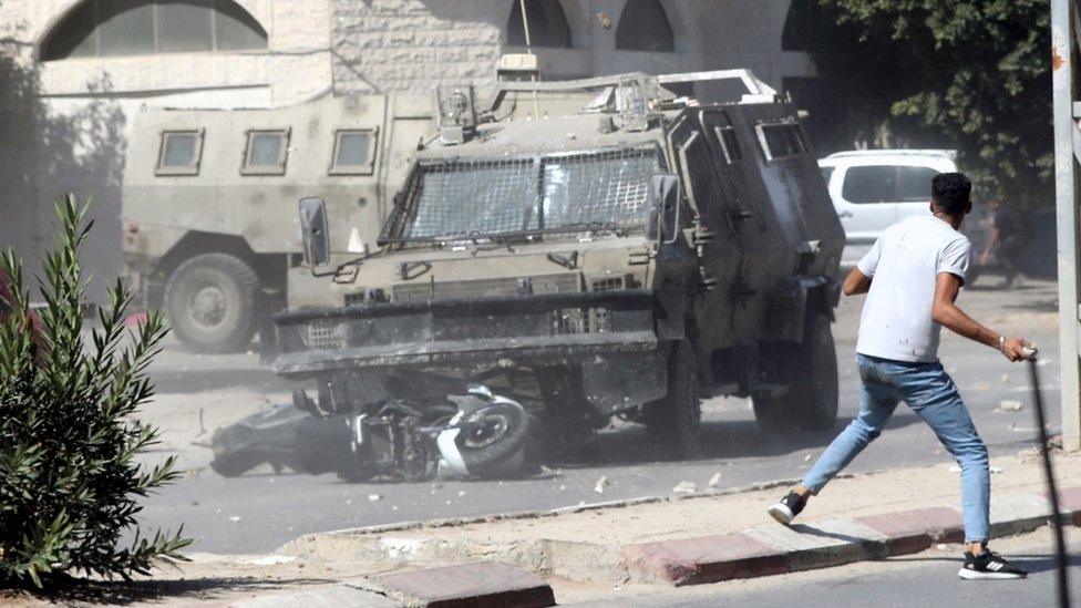 Palestinians clash with Israeli troops after an Israeli raid in the West Bank city of Jenin (28 September 2022)