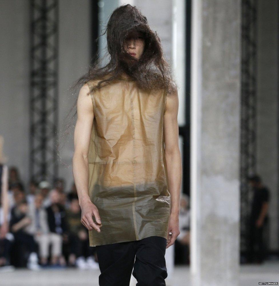julius ストール　rick backlash incarnation Model holding 'kill Merkel' protest sign 'punched' at