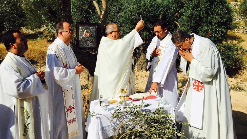 Palestinian Christians urge help against West Bank barrier - BBC News