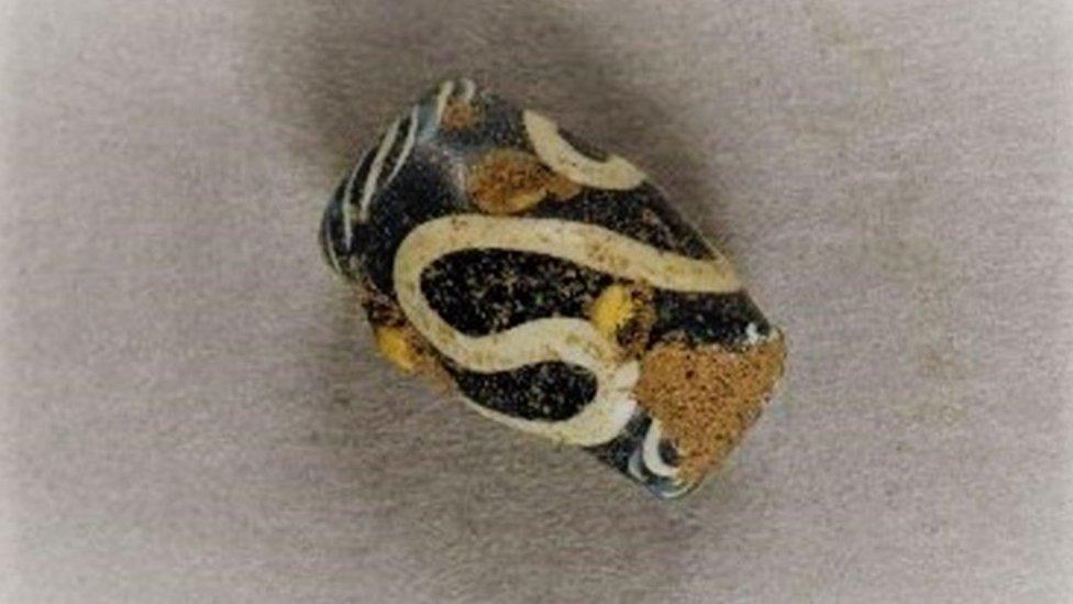 Decorated glass bead