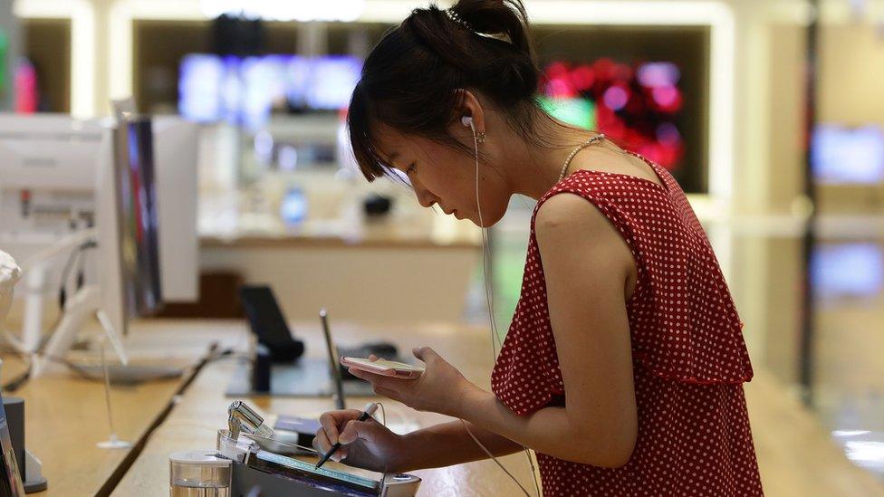 A South Korean woman experience Samsung Electronics Galaxy Note 8 smartphone at its shop on August 25, 2017 in Seoul, South Korea.