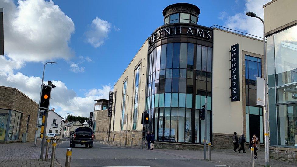 Debenhams Caerfyrddin