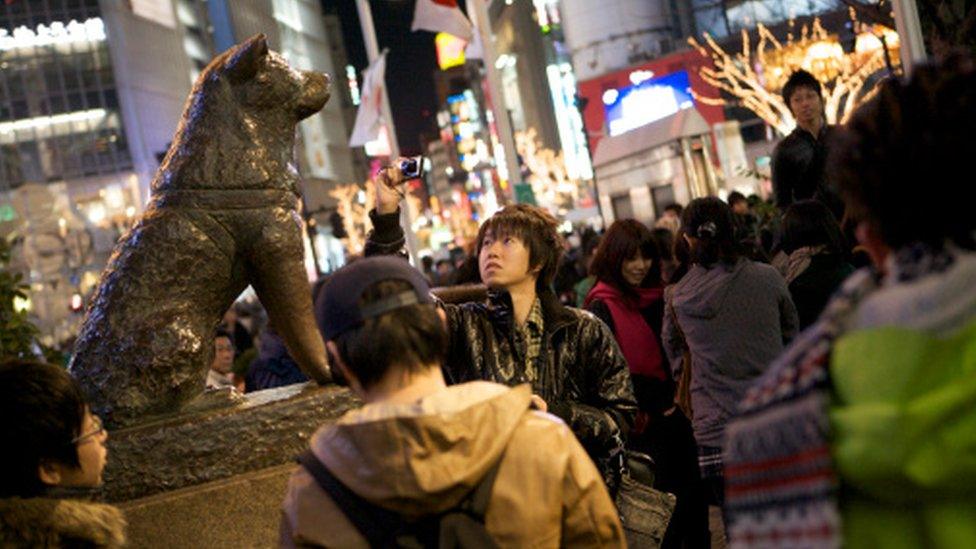 A statue of Shibuya