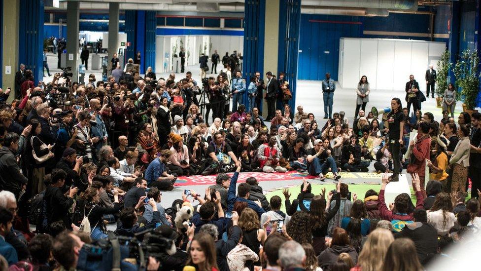 People-protesting-in-Madrid.