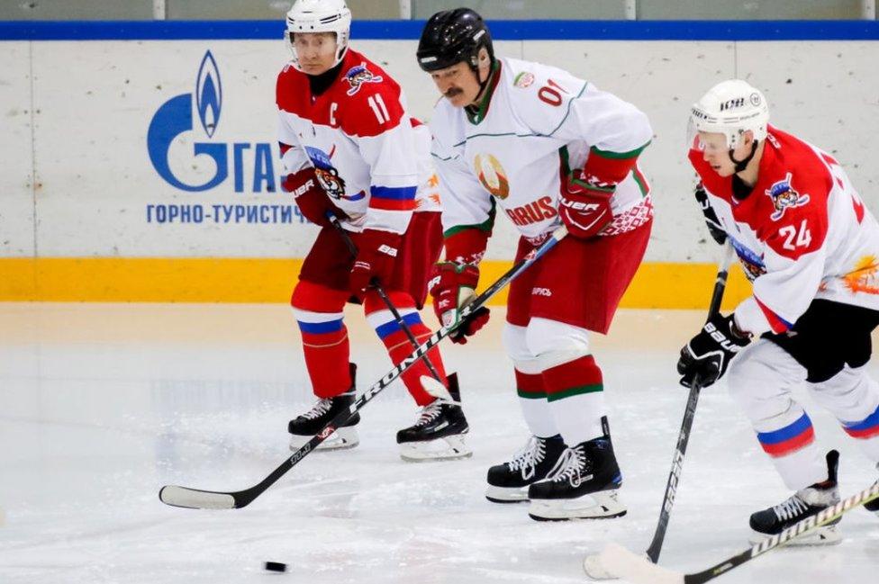 Alexander Lukashenko (C) and Vladimir Putin (L) in a friendly ice hockey match in Sochi, Russia