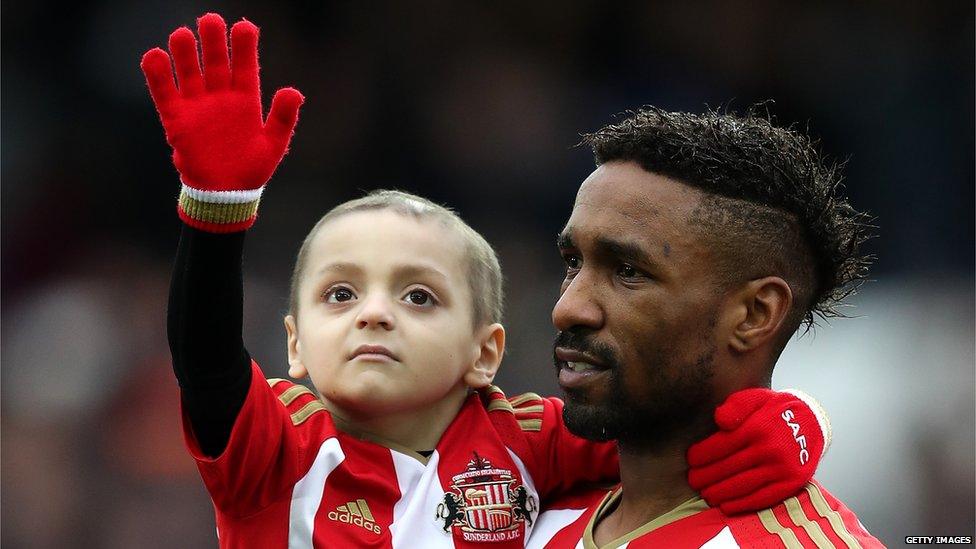 Bradley Lowery and ex-Sunderland striker Jermaine Defoe before a Premier League match