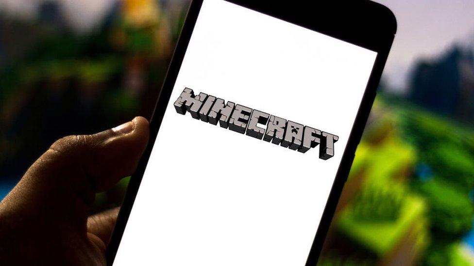 minecraft-on-mobile-phone