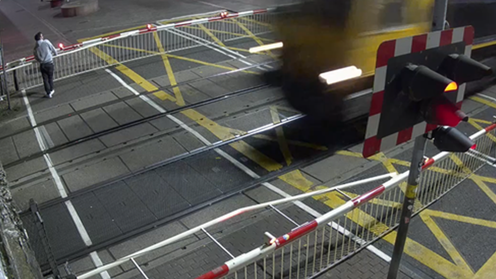 CCTV footage of level crossing on Lincoln High Street