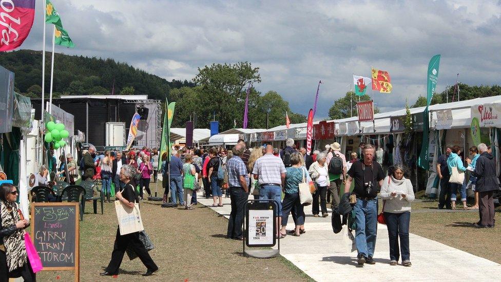 Faint o'r miloedd sy'n mynychu'r Eisteddfod pob blwyddyn sy'n deall rheolau gramadeg?