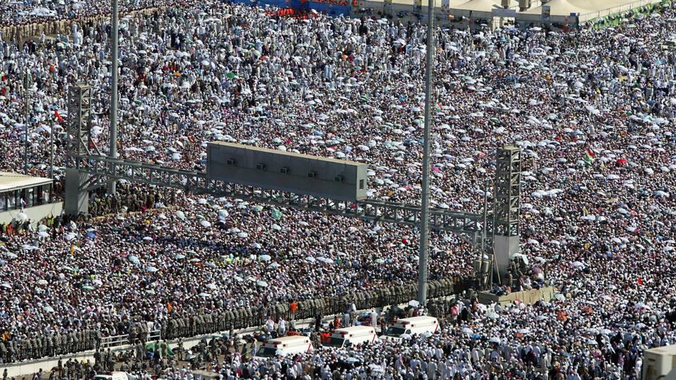 Huge crowd at the Jamarat bridge in 2006