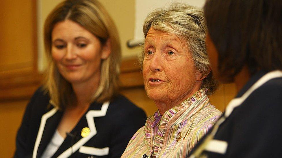 Rachael Heyhoe Flint (centre) talking to some female cricketers