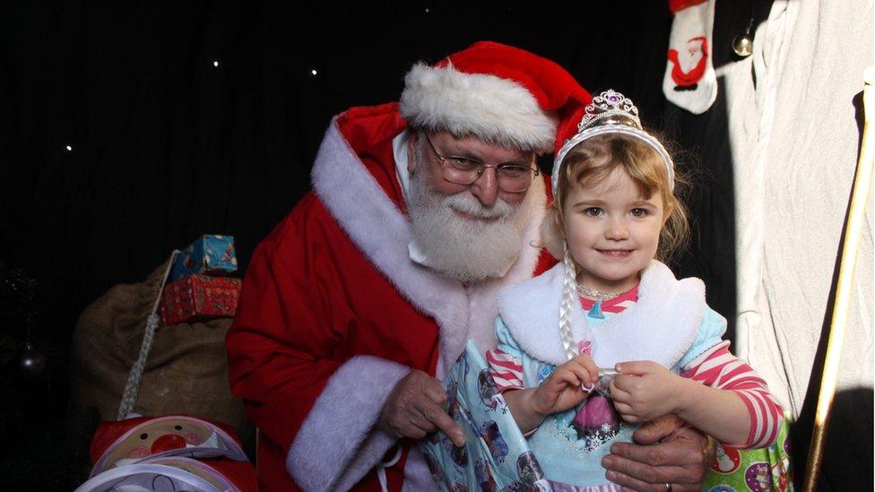 Ho ho ho. Pwy yw hwn 'da Maisie te?