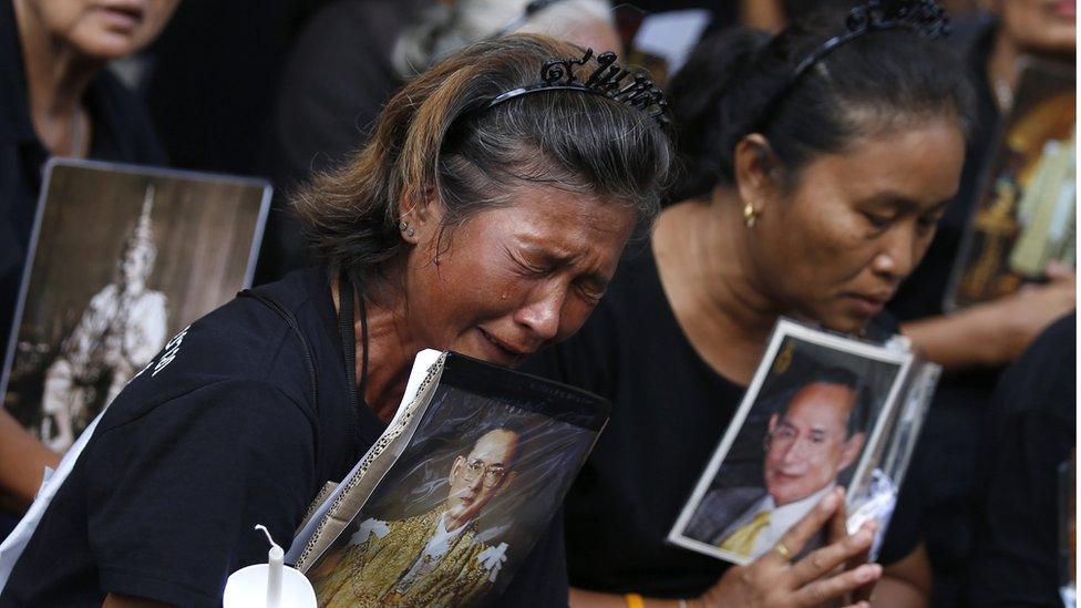 Thai mourners holding a portrait of late Thai King Bhumibol Adulyadej crying outside Siriraj Hospital in Bangkok, Thailand, 13 November 2016.