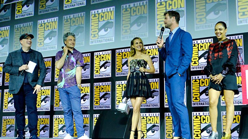 Chris-Hemsworth-talking-at-comic-con.