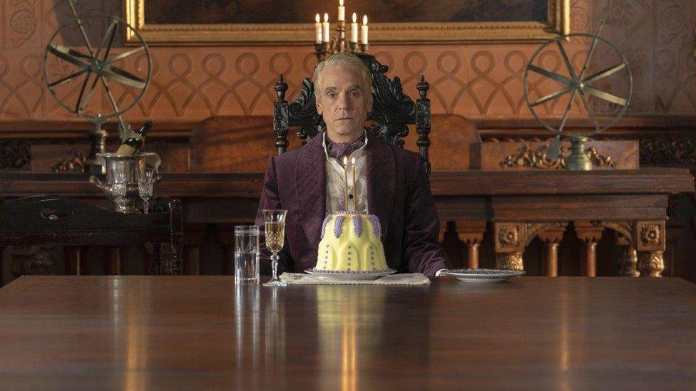 Jeremy Irons yn The Watchmen wedi ffilmio yng Nghastell Penrhyn