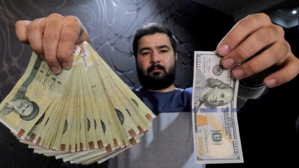 An Iranian money changer in Tehran's business district (20 January 2016)