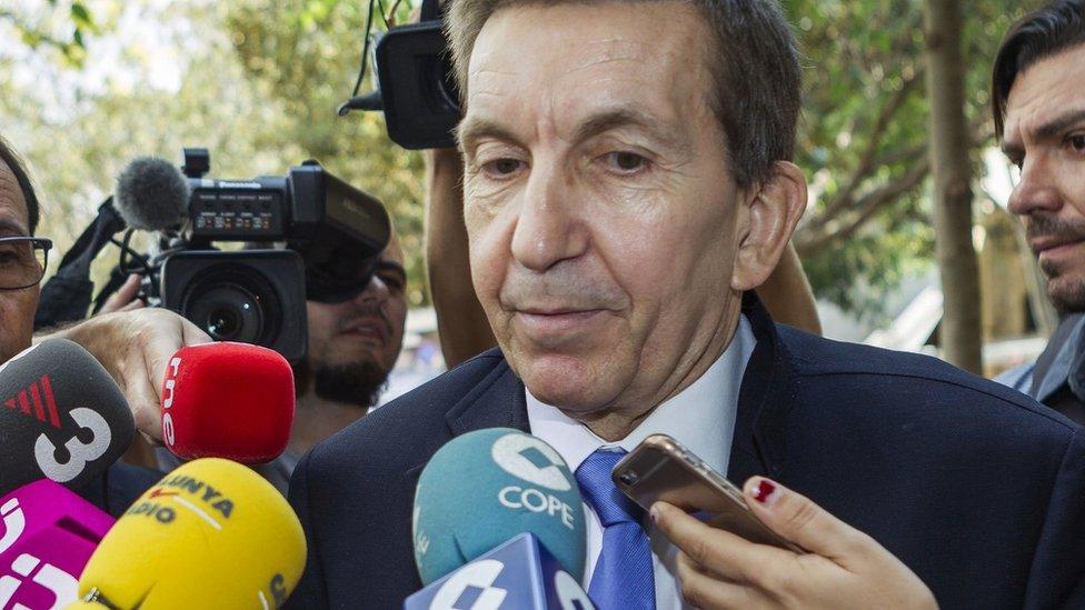 Manual Moix surrounded by journalists' microphones