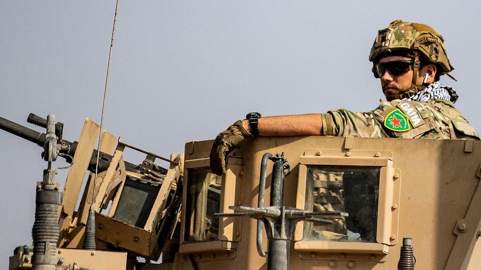 US soldier with YPJ insignia on his sleeve in Tal Tamr, northern Syria (20/10/19)