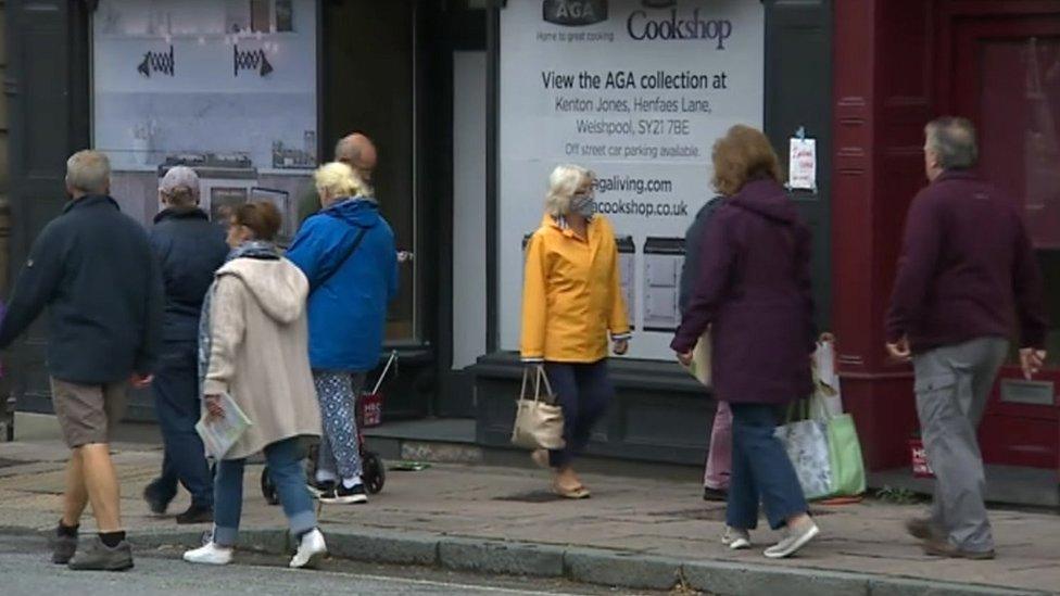 Pobl yn cerdded yng nghanol Machynlleth