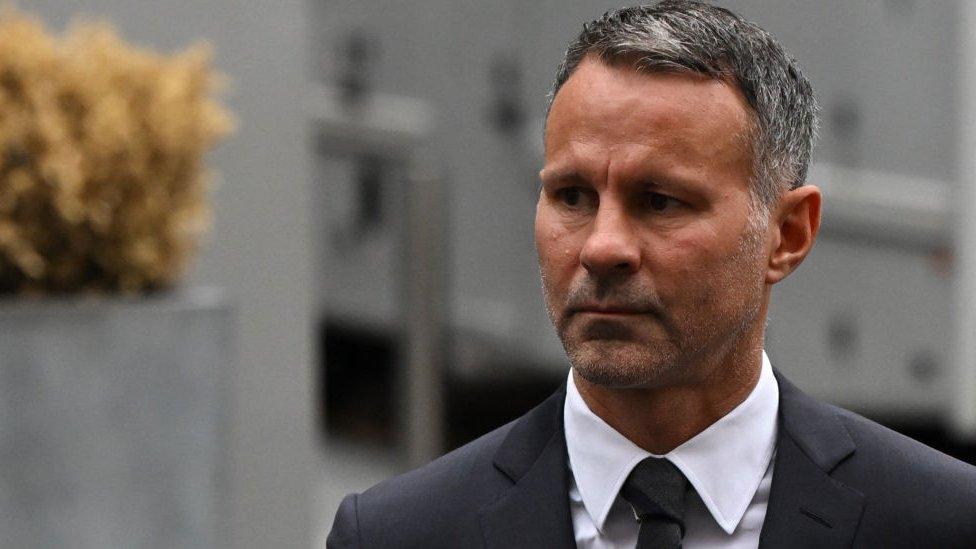 Ryan Giggs yn cyrraedd Llys y Goron Manceinion ddydd Mercher