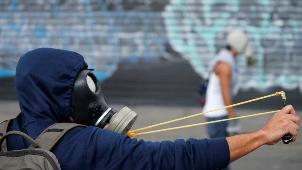 Opposition supporters clash with security forces during a rally against Venezuela's President Nicolas Maduro in Caracas (26 April 2017)