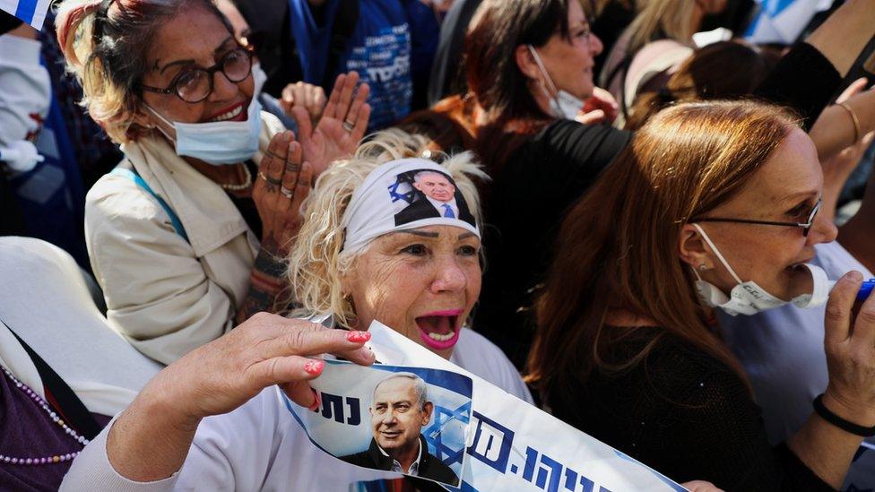 Supporters of Israeli Prime Minister Benjamin Netanyahu gather outside a court in Jerusalem where his corruption trial is taking place (5 April 2021)