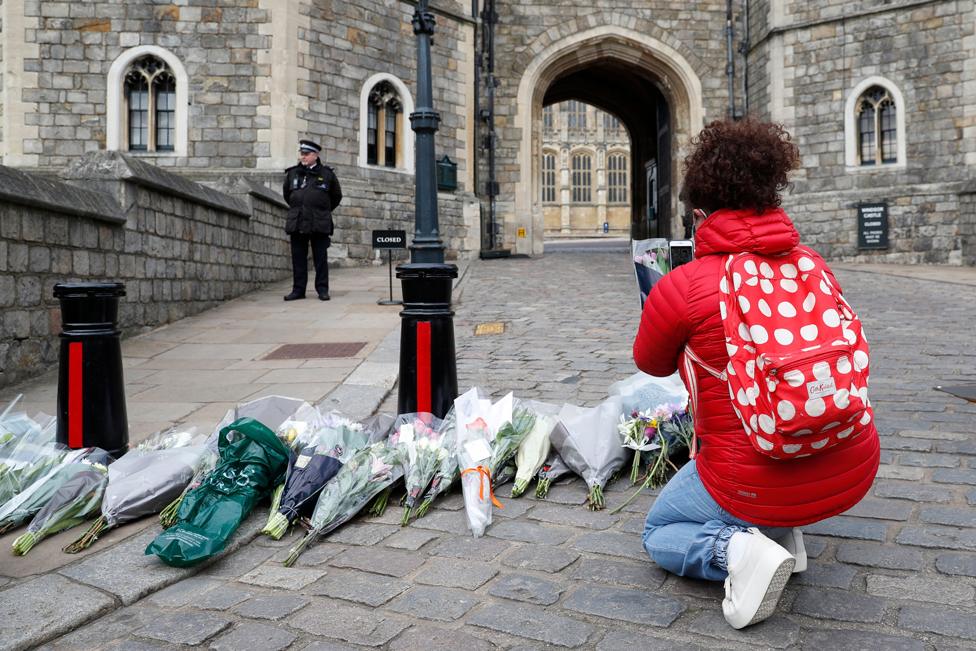 Members of the public place flowers at the entrance to Windsor castle