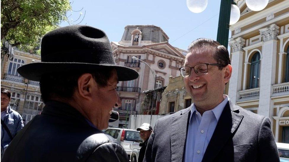 Óscar Ortiz speaks to a colleague in front of the National Congress in La Paz